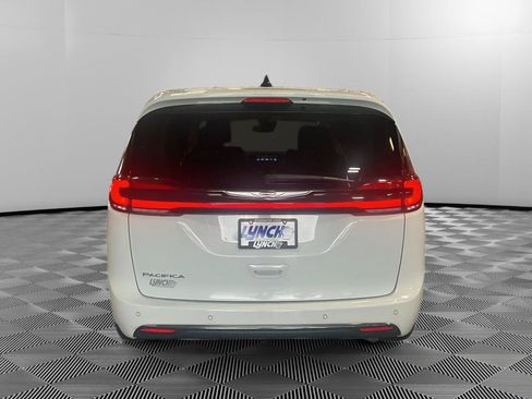 Used 2023 Chrysler Pacifica Touring-L FWD image 3