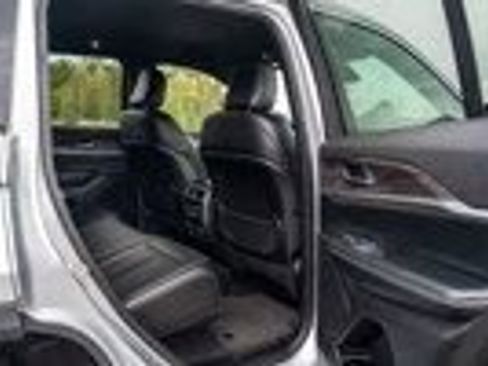 Used 2024 Jeep Grand Cherokee Limited AWD/4WD image 18