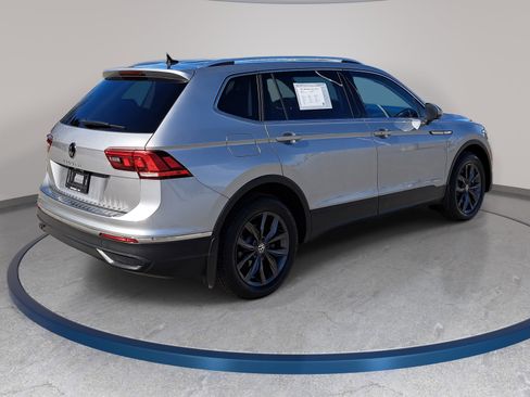 Used 2023 Volkswagen Tiguan SE w/ Panoramic Sunroof Package FWD image 5