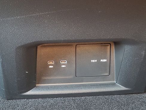 Used 2022 Volkswagen Atlas Cross Sport SE w/ Panoramic Sunroof Package image 11