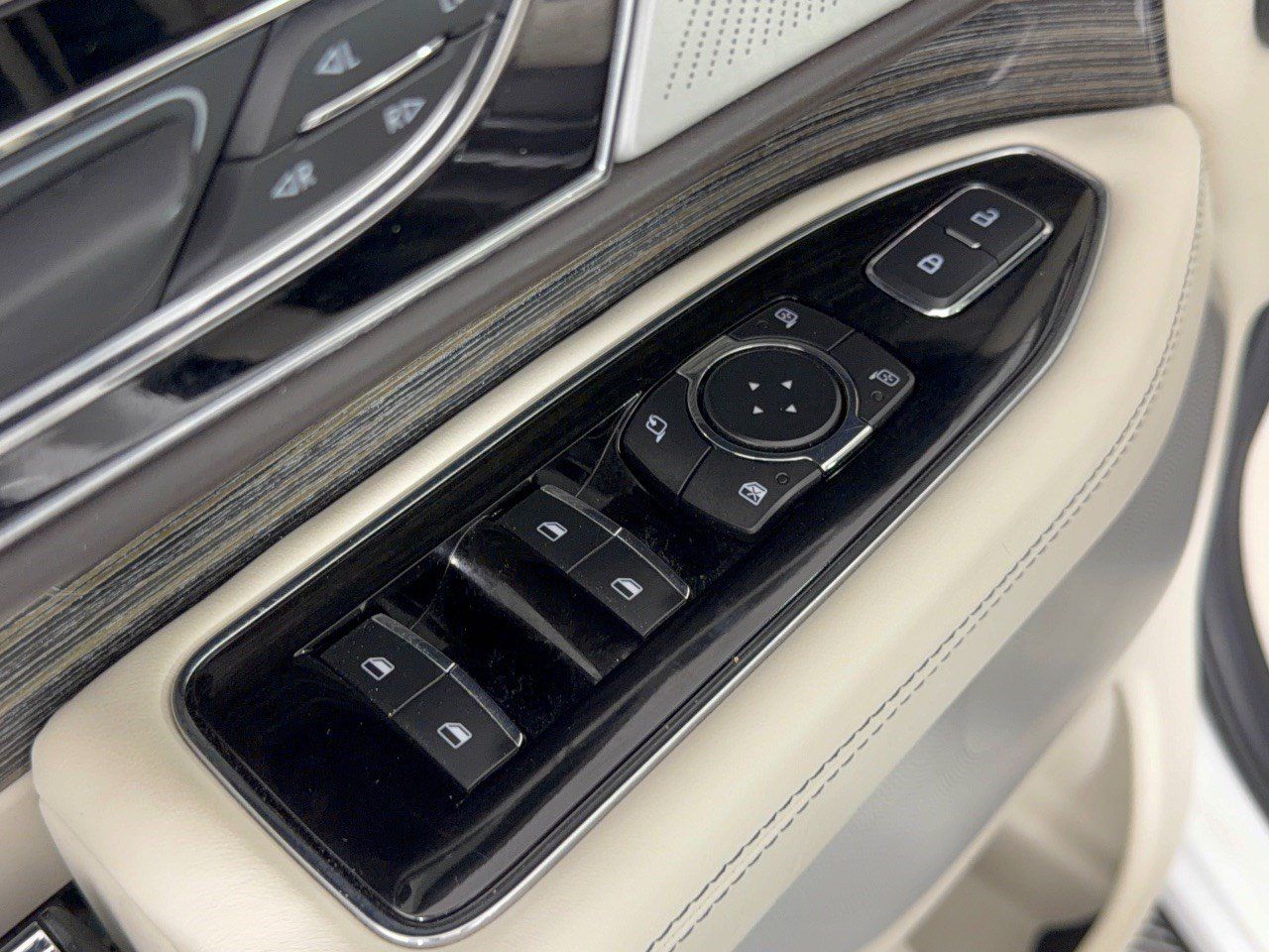 Used 2020 Lincoln Navigator L Black Label w/ Cargo Convenience Package AWD/4WD image 15