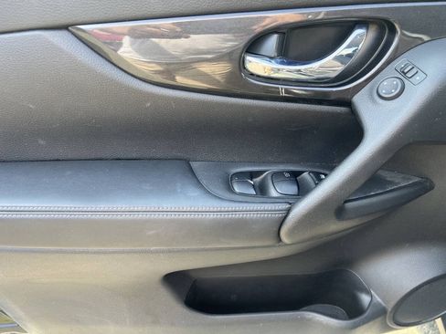 Used 2017 Nissan Rogue S AWD/4WD image 12