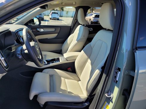 Used 2024 Volvo XC40 B5 Ultimate w/ Climate Package image 9