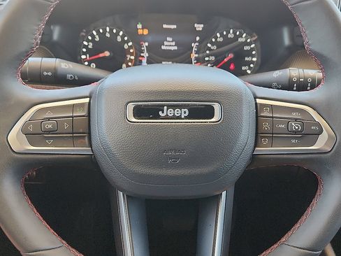 Used 2025 Jeep Compass Trailhawk AWD/4WD image 12