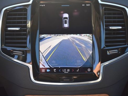 Used 2023 Volvo XC90 B6 Plus image 28