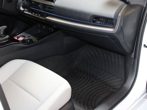 Used 2024 Toyota Prius XLE FWD image 40