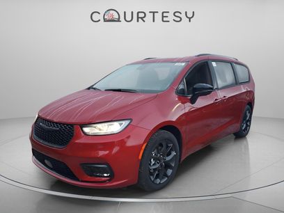 New 2026 Chrysler Pacifica Limited w/ Uconnect Theater Family Group