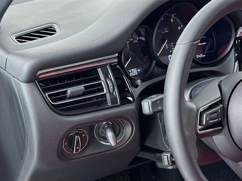 Used 2025 Porsche Macan image 11