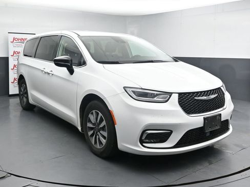 Used 2024 Chrysler Pacifica Limited FWD image 2