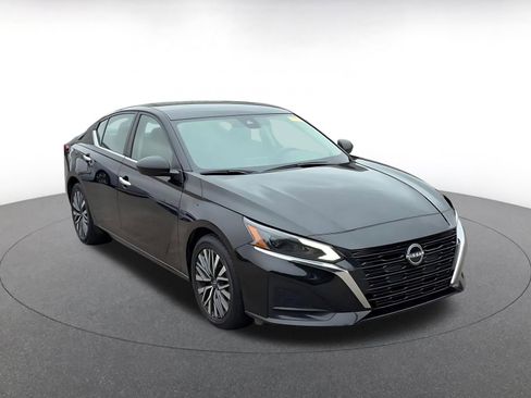 Used 2025 Nissan Altima 2.5 SV image 2