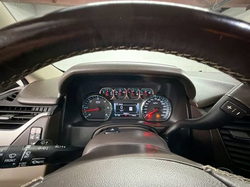 Used 2019 Chevrolet Suburban Premier RWD image 11