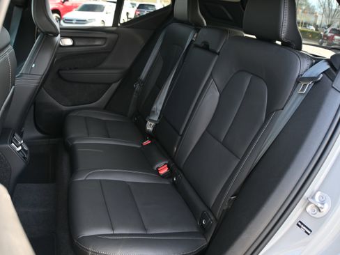 Used 2025 Volvo XC40 B5 Core image 11