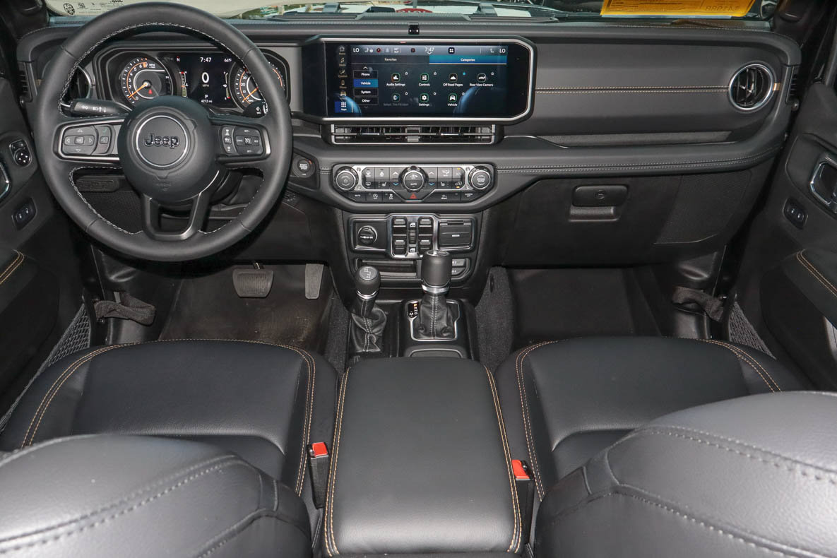 Used 2025 Jeep Gladiator Sport AWD/4WD image 9