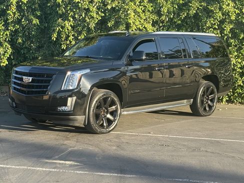 Used 2016 Cadillac Escalade ESV Luxury RWD image 4