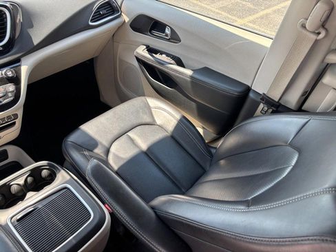 Used 2023 Chrysler Pacifica Touring-L FWD image 15