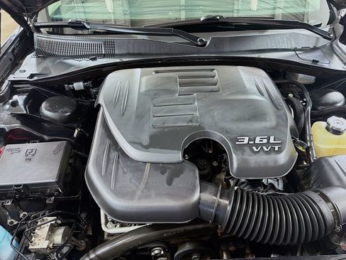 Used 2018 Chrysler 300 Limited AWD/4WD image 31