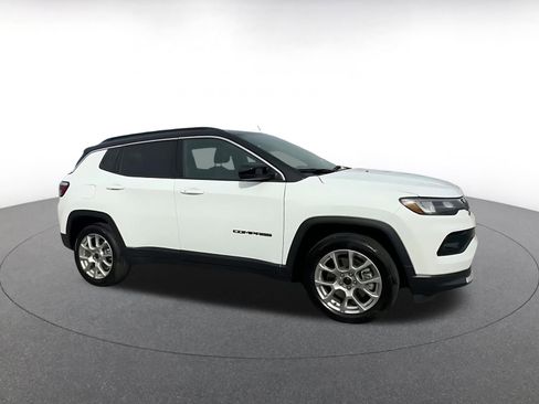 Used 2025 Jeep Compass Limited image 2
