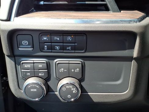 Used 2025 Chevrolet Suburban LT AWD/4WD image 11