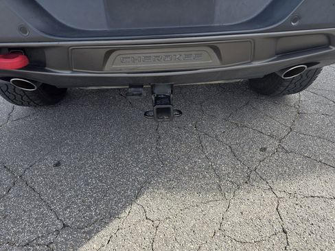 Used 2018 Jeep Cherokee Trailhawk image 6