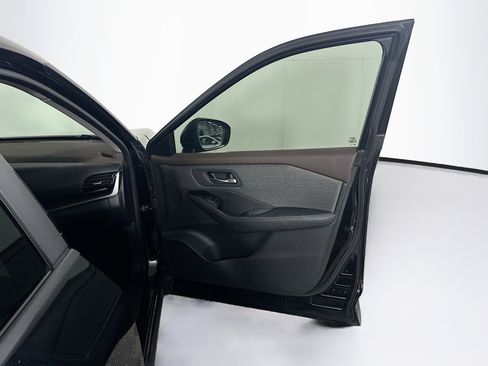Used 2023 Nissan Rogue SV FWD image 32