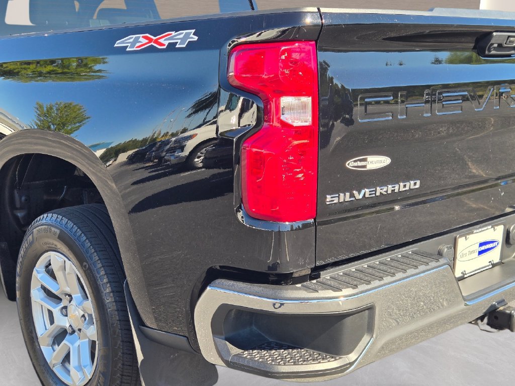 Used 2023 Chevrolet Silverado 1500 LT AWD/4WD image 9