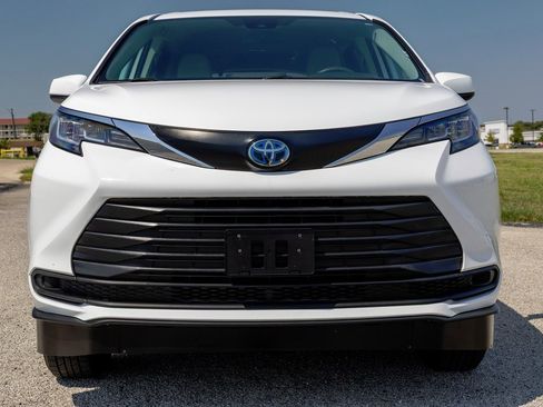 Used 2022 Toyota Sienna LE image 2