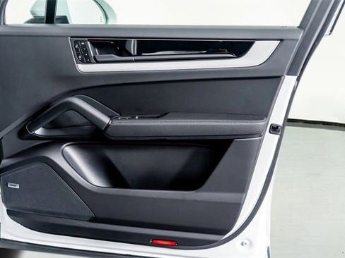 Used 2025 Porsche Cayenne image 39
