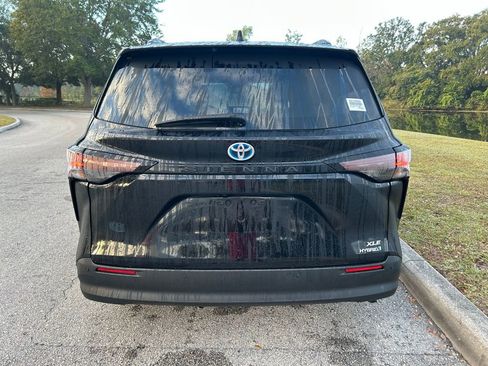 Used 2024 Toyota Sienna XLE image 4