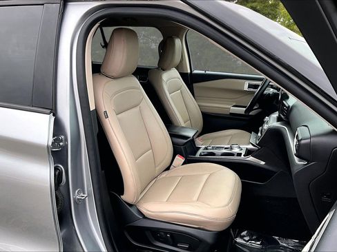 Certified 2020 Ford Explorer XLT w/ Equipment Group 202A image 33