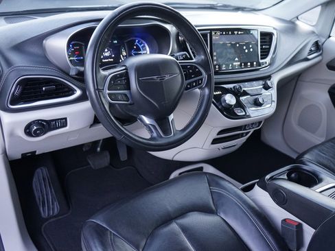 Used 2022 Chrysler Pacifica Touring-L w/ Uconnect Theater Family Group image 19
