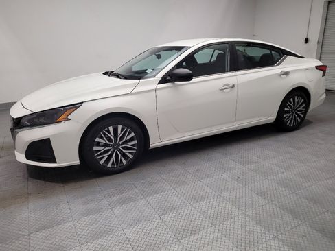Used 2025 Nissan Altima 2.5 SV FWD image 2