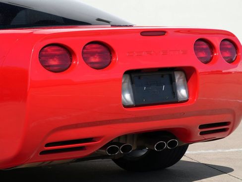 Used 2004 Chevrolet Corvette Coupe w/ Preferred Equipment Group RWD image 22