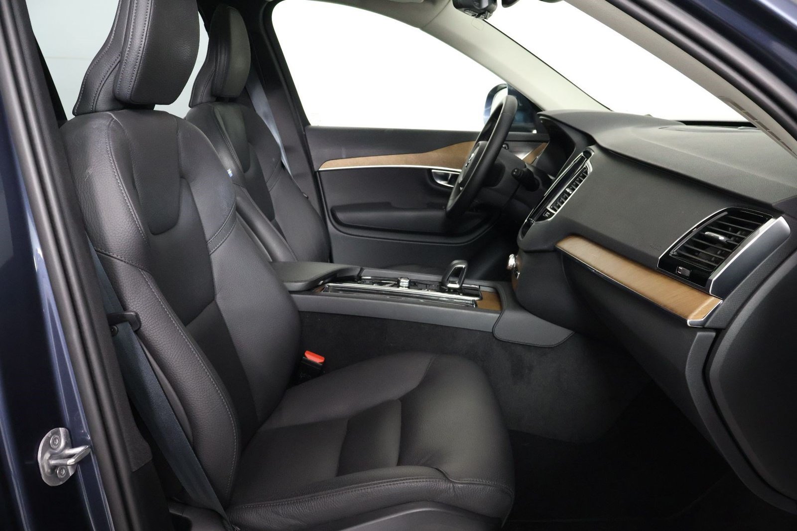 Used 2025 Volvo XC90 T8 Plus AWD/4WD image 29