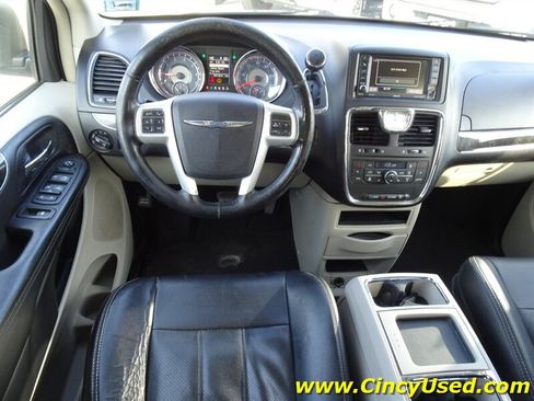 Used 2014 Chrysler Town & Country Touring-L w/ Driver Convenience Group FWD image 9