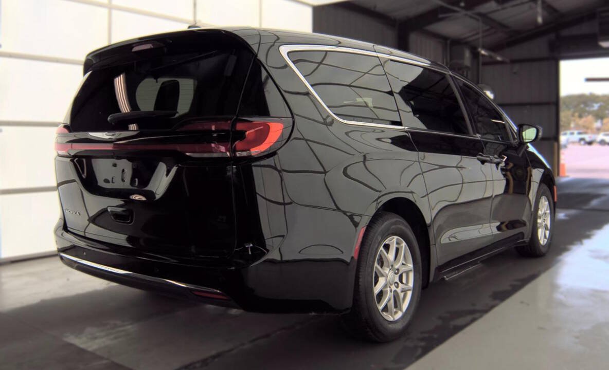 Used 2026 Chrysler Pacifica Select FWD image 3