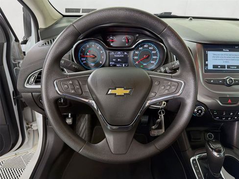 Used 2016 Chevrolet Cruze LT FWD image 3