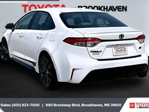 Used 2025 Toyota Corolla SE FWD image 2