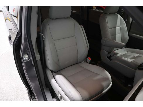 Used 2020 Toyota Sienna XLE FWD image 16