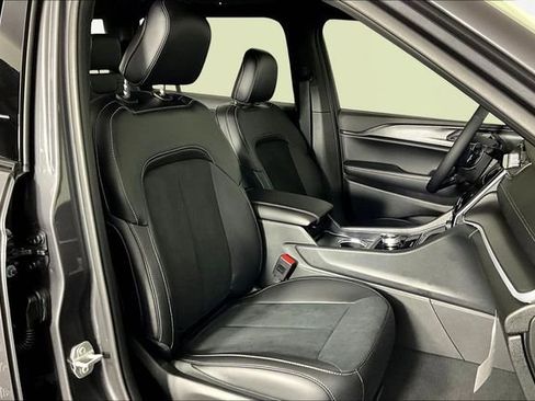 New 2025 Jeep Grand Cherokee L Altitude image 11