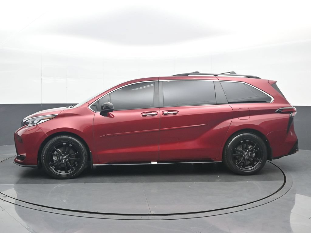 Used 2024 Toyota Sienna XSE FWD image 3