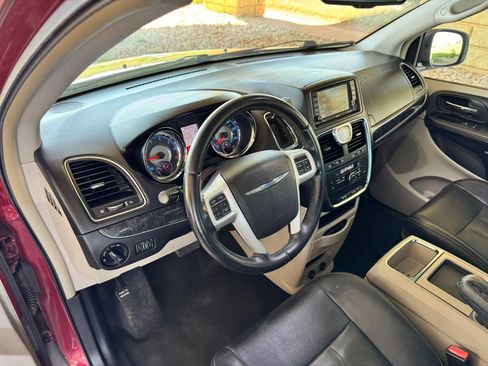 Used 2014 Chrysler Town & Country Touring FWD image 11