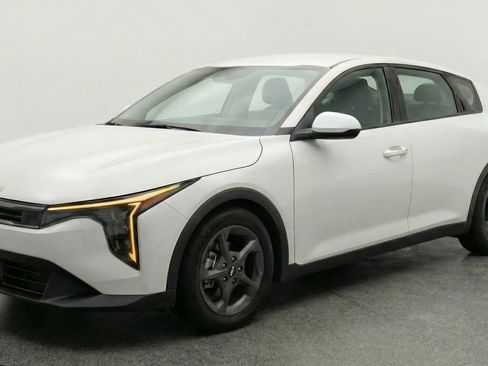 Used 2025 Kia K4 LXS image 3