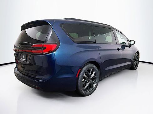 Used 2025 Chrysler Pacifica Limited image 7