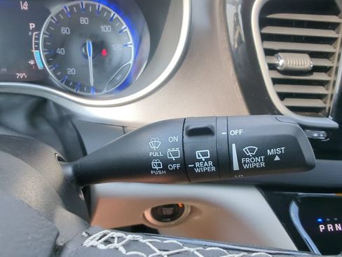 Used 2023 Chrysler Pacifica Touring-L FWD image 32