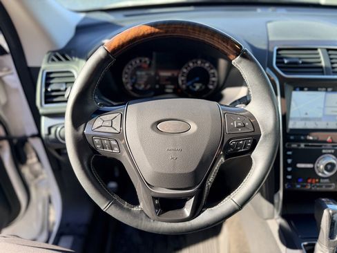 Used 2017 Ford Explorer Platinum image 29