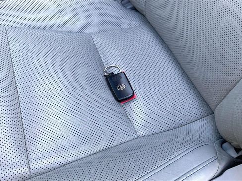 Used 2018 Toyota Highlander Limited FWD image 13