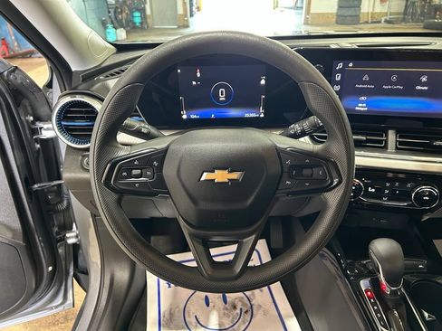 Used 2025 Chevrolet Trax LT FWD image 22