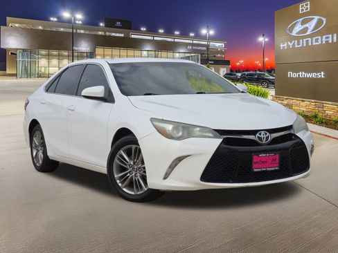 Used 2016 Toyota Camry SE image 3