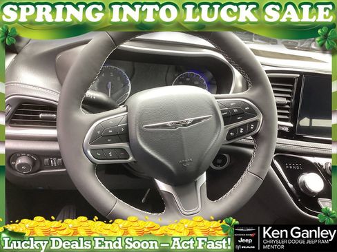 New 2026 Chrysler Pacifica Select image 10