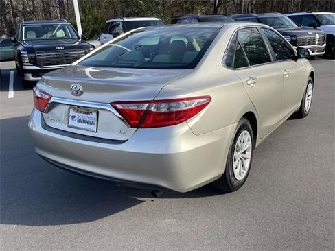 Used 2015 Toyota Camry LE image 7